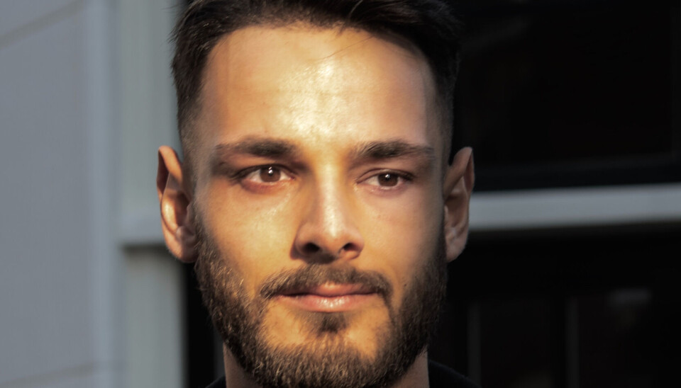 Thomas van Dun Een foto van Thomas van Dun voor een raam