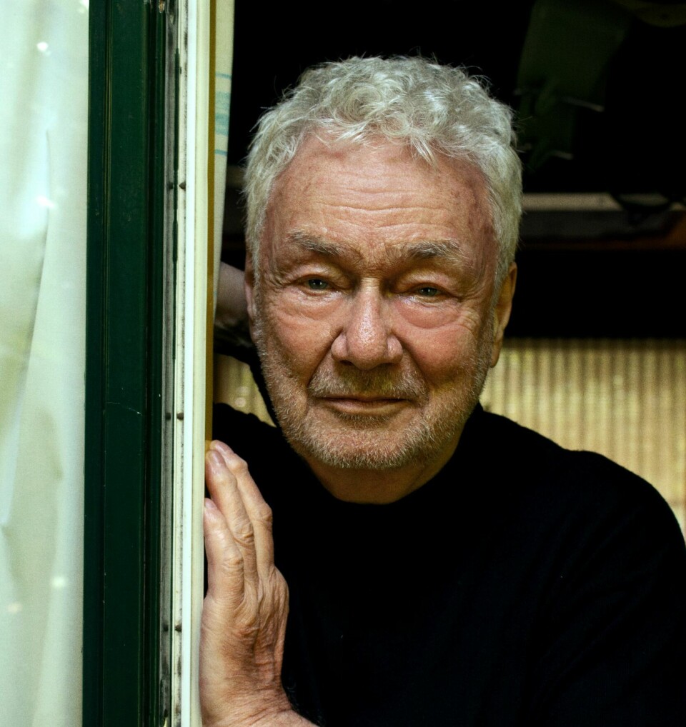 Jan-Simon Minkema bij een deur.