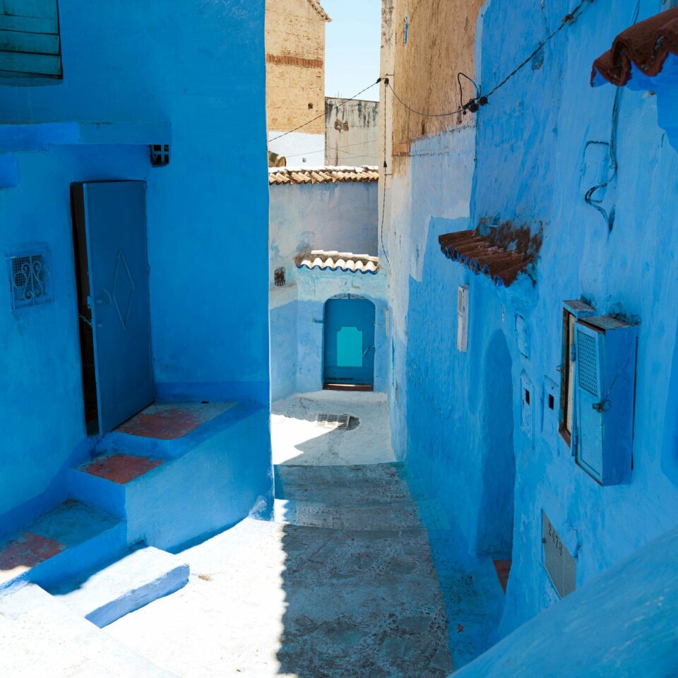 De Joodse bevolking die begon met het blauw verven van de straten is inmiddels grotendeels vertrokken naar Israël.