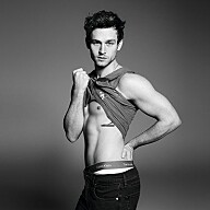 13 Reasons Why-acteur Brandon Flynn gestrikt voor Calvin Klein-campagne