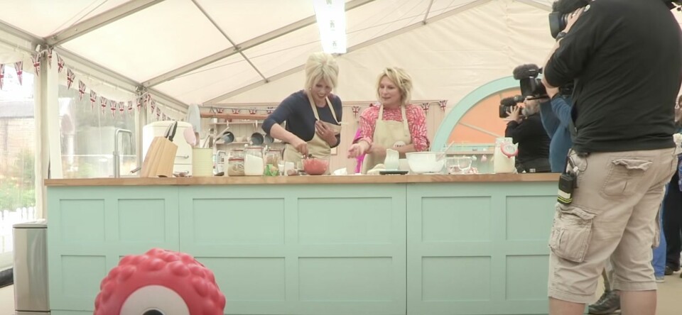 Very vintage: Joanna Lumley bakt er niks van in The Great British Bake-Off