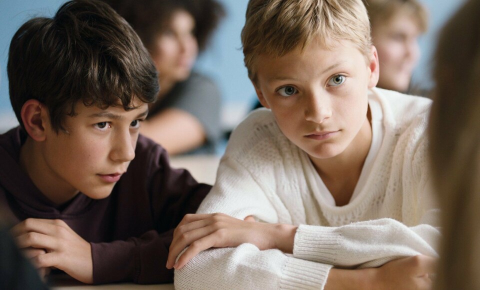 Acteurs Gustav De Waele en Eden Dambrine in een schoolklas in een still uit Close