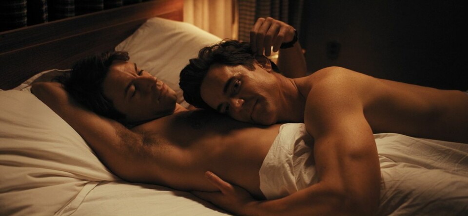 Fellow Travelers: bekijk deze pittige scène waarin Matt Bomer en Jonathan Bailey elkaar het hof maken