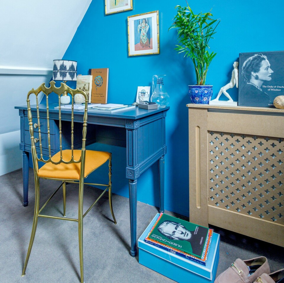 Roels werkkamer. In samenwerking met een verfmerk creëerde hij zijn eigen kleur blauw, 'Bellezza', die in alle ruimtes van het huis terugkomt.