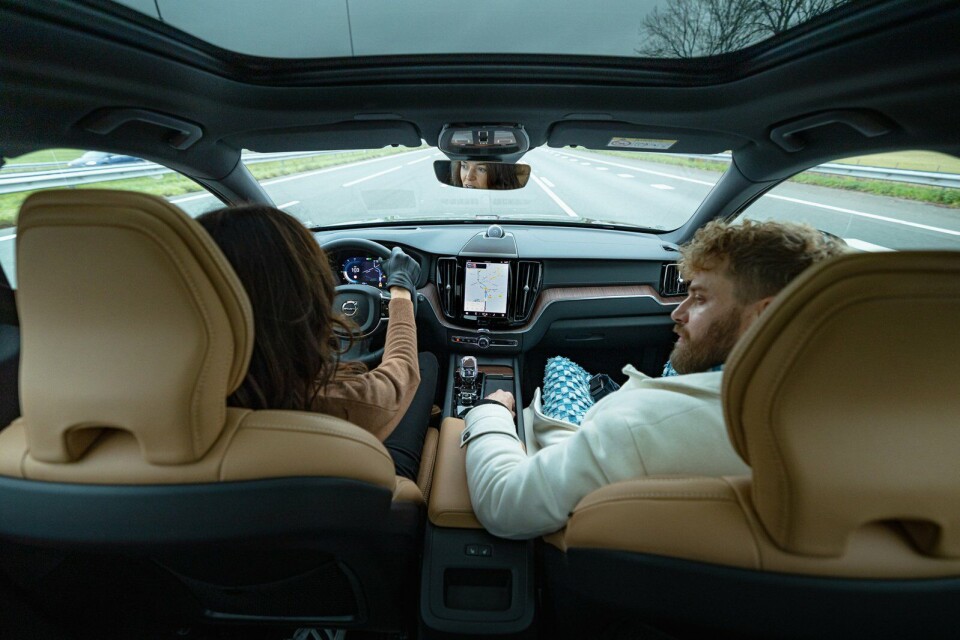 Wouter Hamel en Lilian Hak in een Volvo XC 60 Recharge.