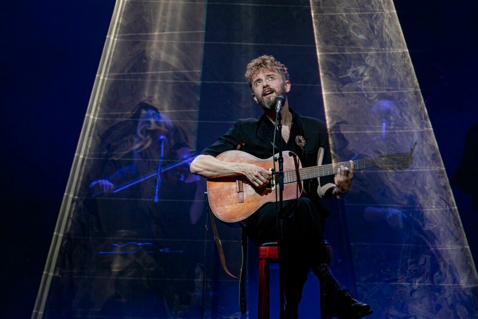 Wouter Hamel zingend met gitaar tijdens optreden in Schouwburg de Vereeniging in Nijmegen.