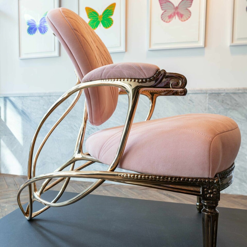 Roze stoel en schilderijen met vlinders