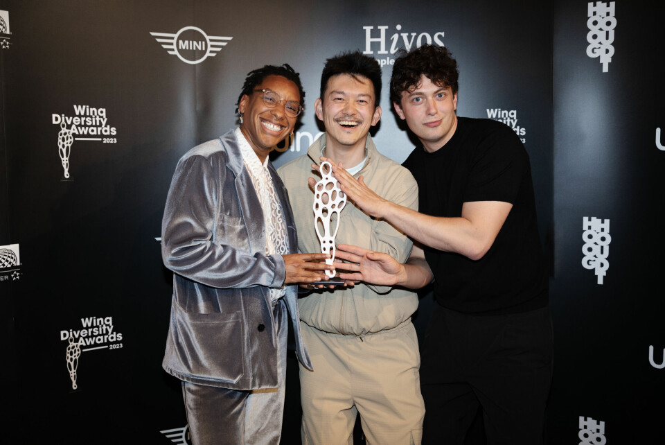 Pete Wu en Char Li Chung kregen uit handen van COC-directeur Marie Ricardo de Winq Culture Award voor de voorstelling 'De bananengeneratie'.