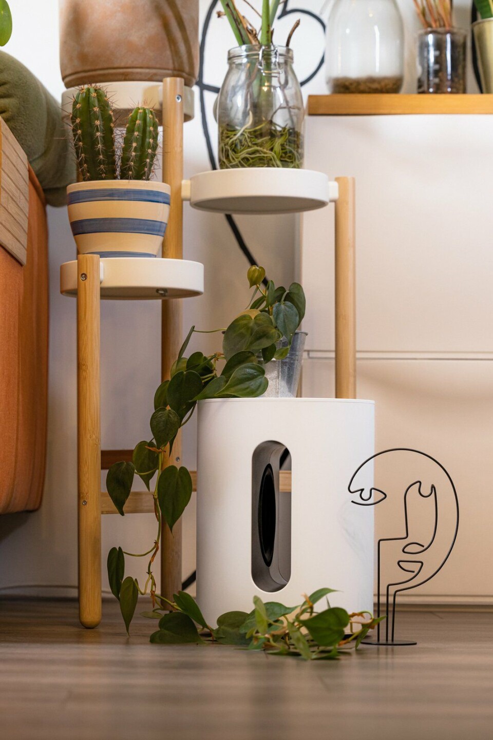 Witte Sonos Sub Mini omgeven door kamerplanten