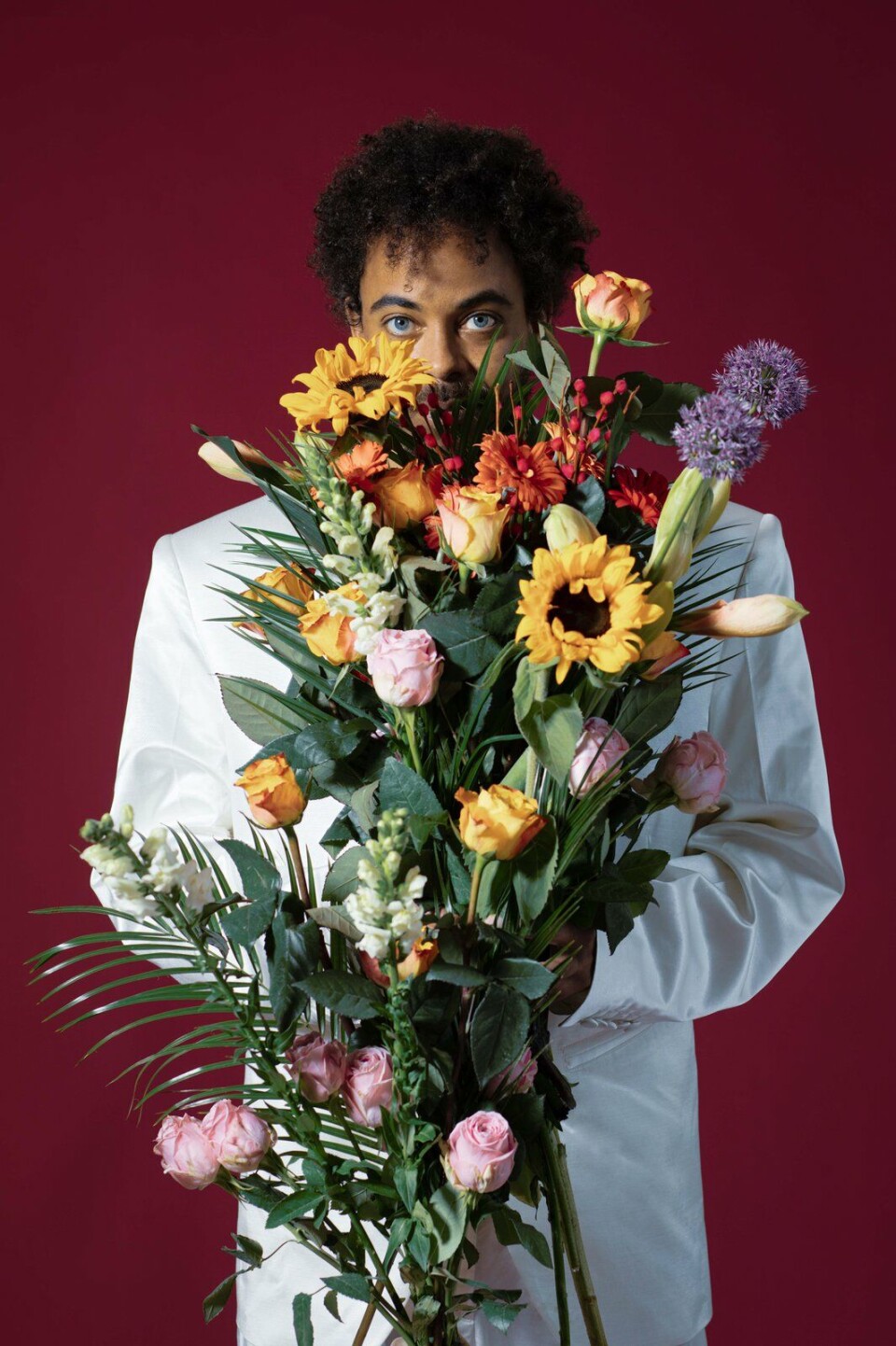 Raoul de Jong met grote bos bloemen.