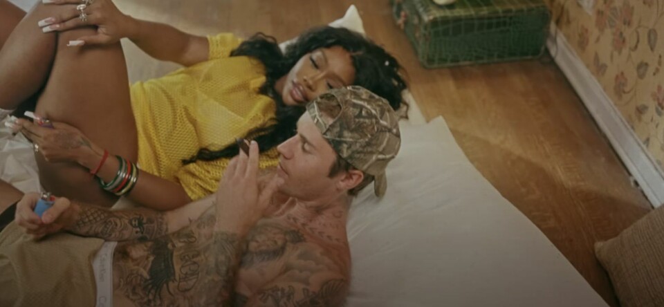 Nieuwe muziek: Justin Bieber zonder shirt en een gemaskerde koala