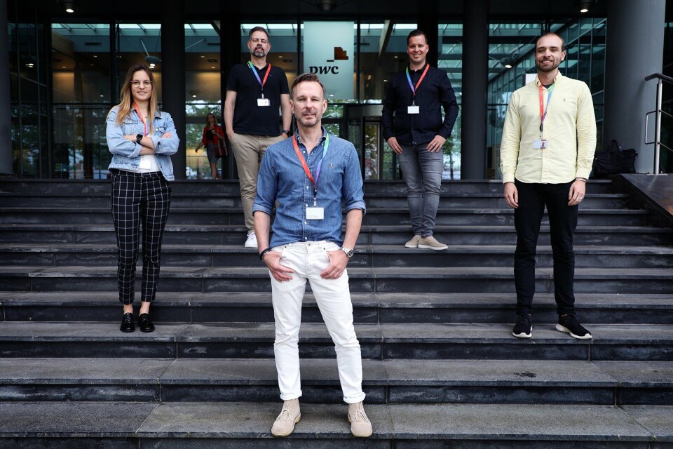 Coen Bosch (midden) met vier bestuursleden van Shine, het lhbtiq+-netwerk van PWC. PWC Pride