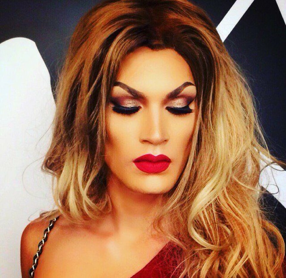 De eerste keer in drag van Miss Cartier. De eerste keer in drag van Miss Cartier.