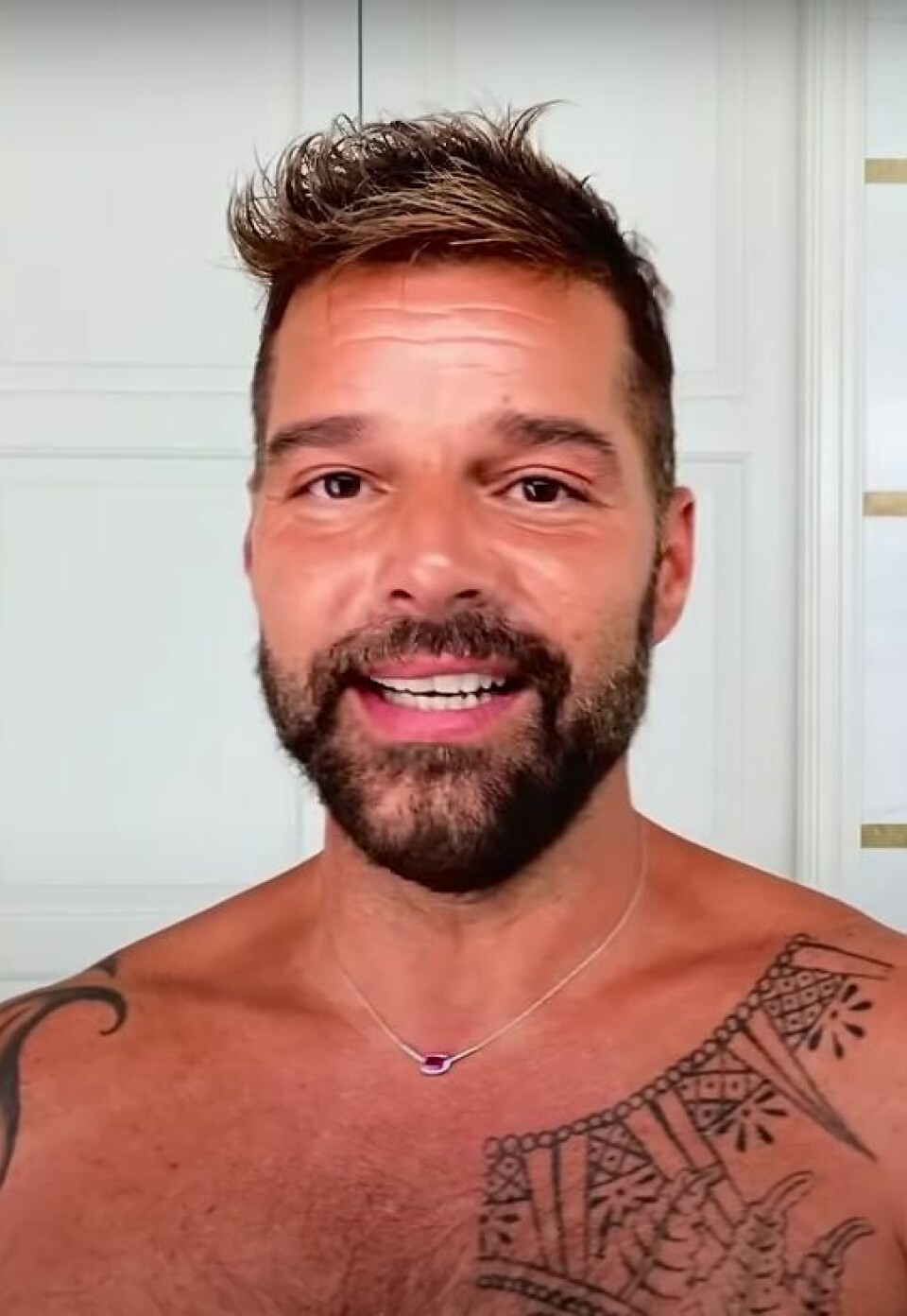 Video: dit zijn de beautygeheimen van Ricky Martin