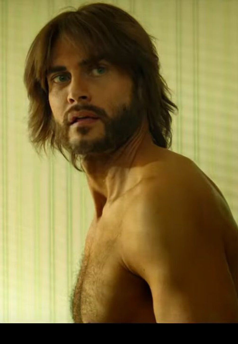 Kijk Cheyenne Jackson eens schitteren in American Woman