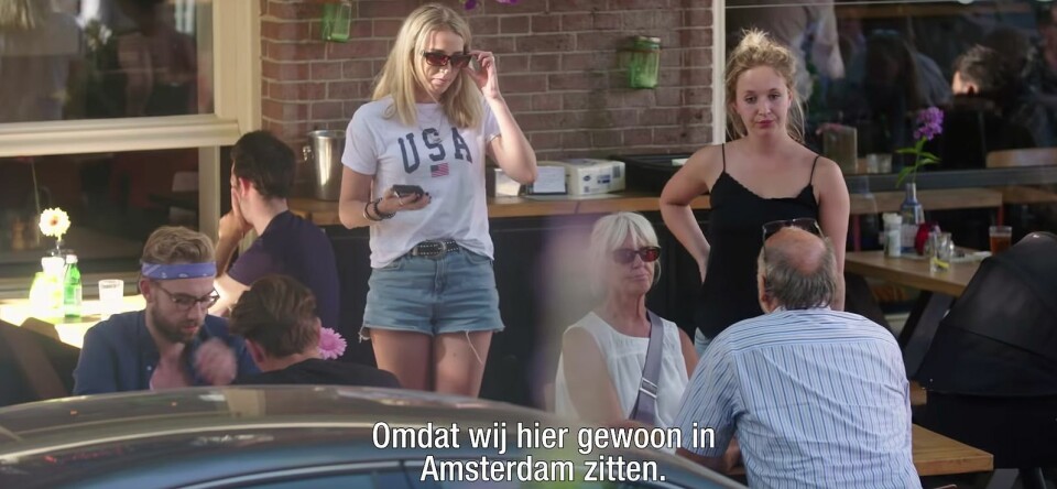 Dit gebeurt er als een homokoppel hand in hand loopt