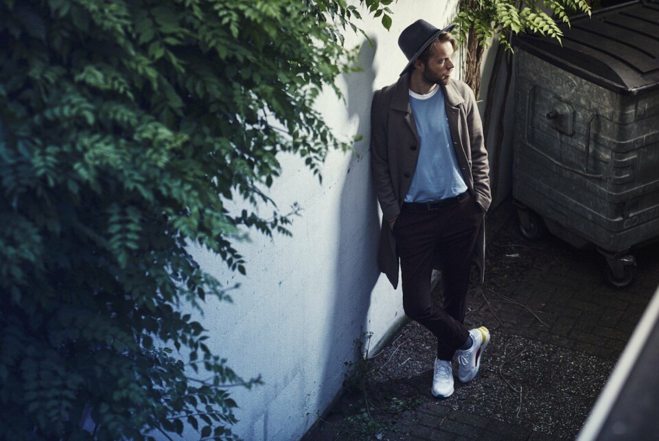 Philip Huff. Jas: Delikatessen / shirt: Adidas via Zalando / pantalon: River Island / riem: River Island / hoed: Brixton / sokken: Falke / schoenen: Puma