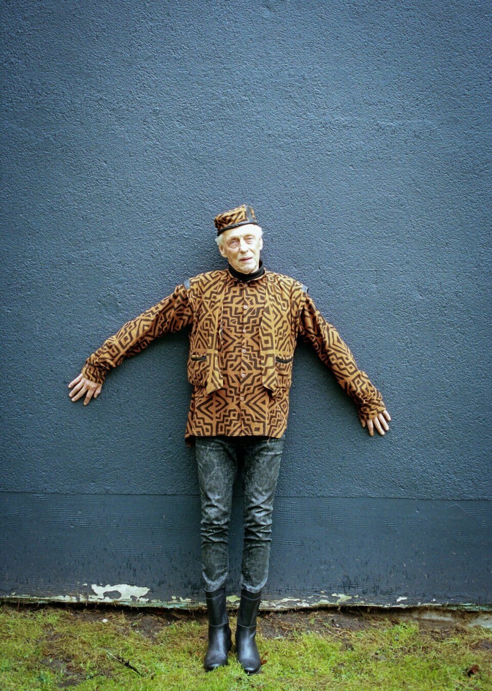 Kristianus van der Waag in een outfit gemaakt door partner Kevin.