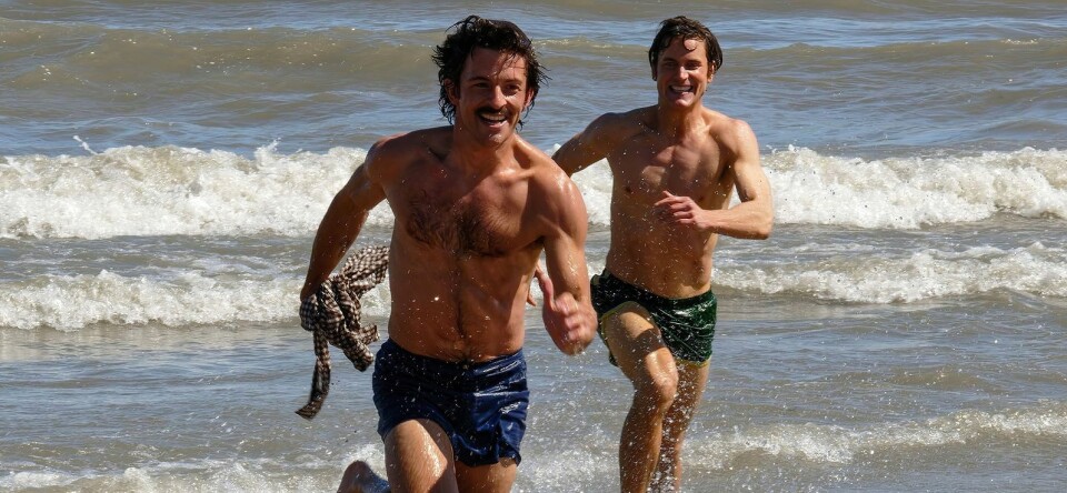 Bekijk de trailer van Fellow Travellers, over gay love in Washington DC