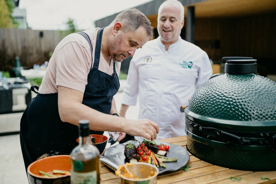 Bas aan het werk op de Big Green Egg