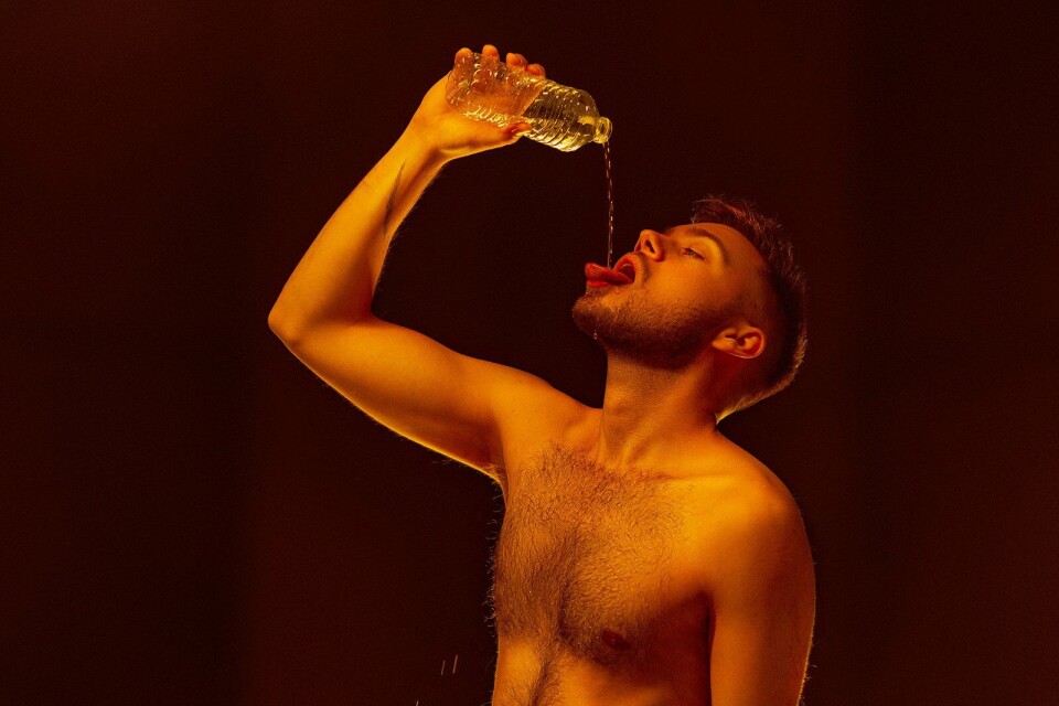 Matthijs van Els giet flesje water leeg in mond