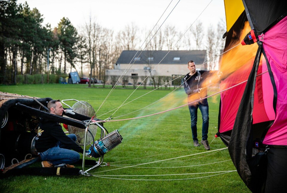 Bart Geeraerts (rechts) en Kevin Van Dessel (links) vullen hun beroemde 'Kleine Wesp'. Bart Geeraerts en Kevin Van Dessel vullen hun ballon Kleine Wesp.
