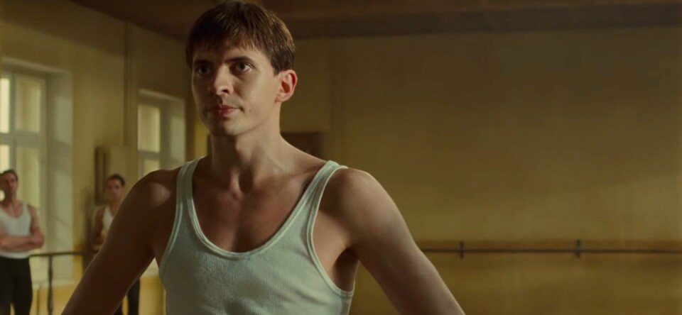Regisseur Ralph Fiennes verdedigt zijn biopic over Nureyev: ‘We laten toch zien dat hij gay is?’