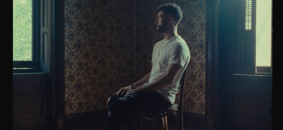 Zanger Calum Scott deelt coming out-verhaal: “Vrienden lieten me in de steek”