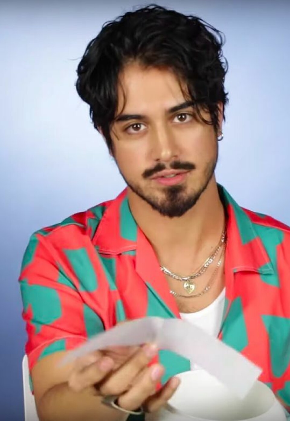 Geinig: zanger Avan Jogia leest ‘hitsige tweets’ over zichzelf voor
