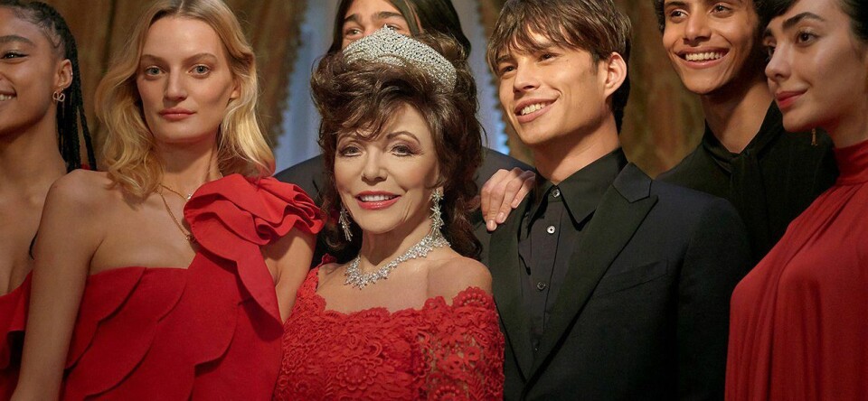 Zie Joan Collins schitteren in deze kerstcommercial