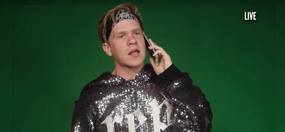 Video: student komt uit de kast voor zijn hele school, tijdens een playbackshow
