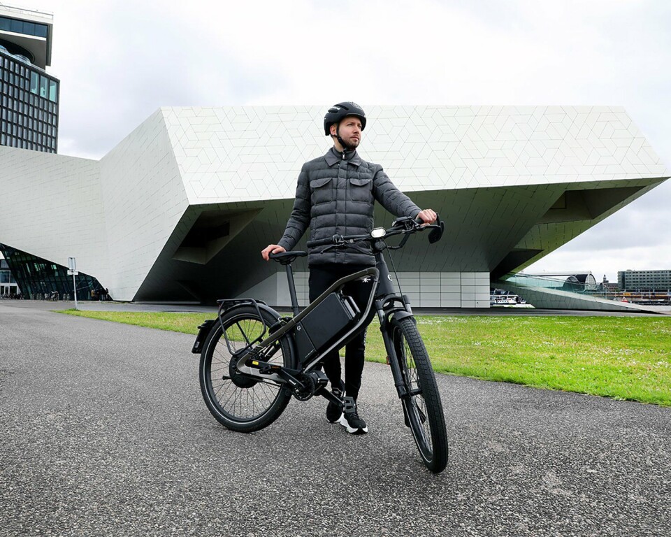 Martijn Brinkman (33) woont in Amsterdam Zuid-Oost en werkt in Amsterdam Nieuw-West. Martijn Brinkman op de Klever X Alpha 45