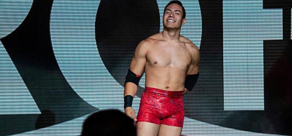 WWE tekent professionele worstelaar die gay is