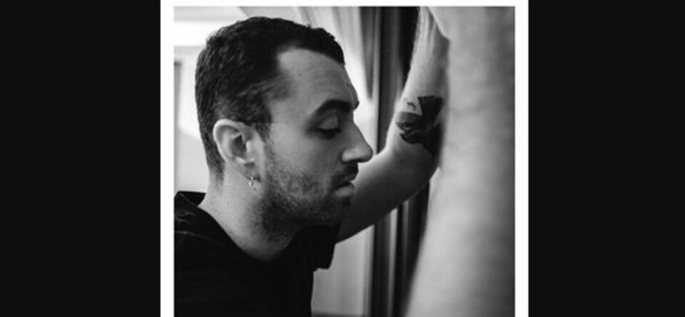 Wat is Sam Smith hier aan het doen?