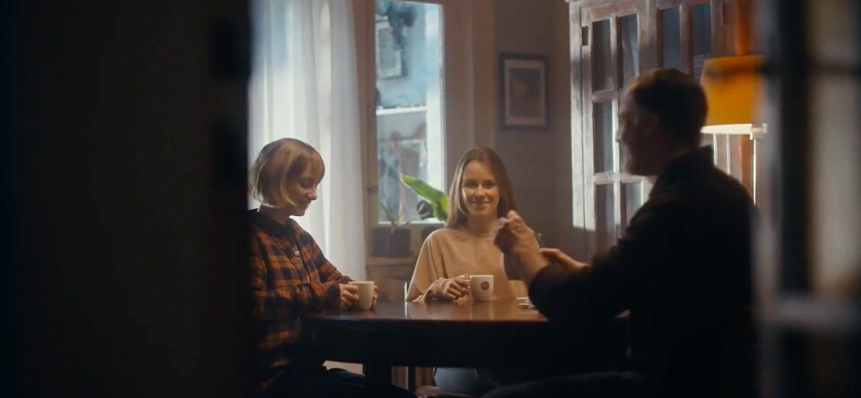 Douwe Egberts komt met lesbisch liefdesverhaal in commercial