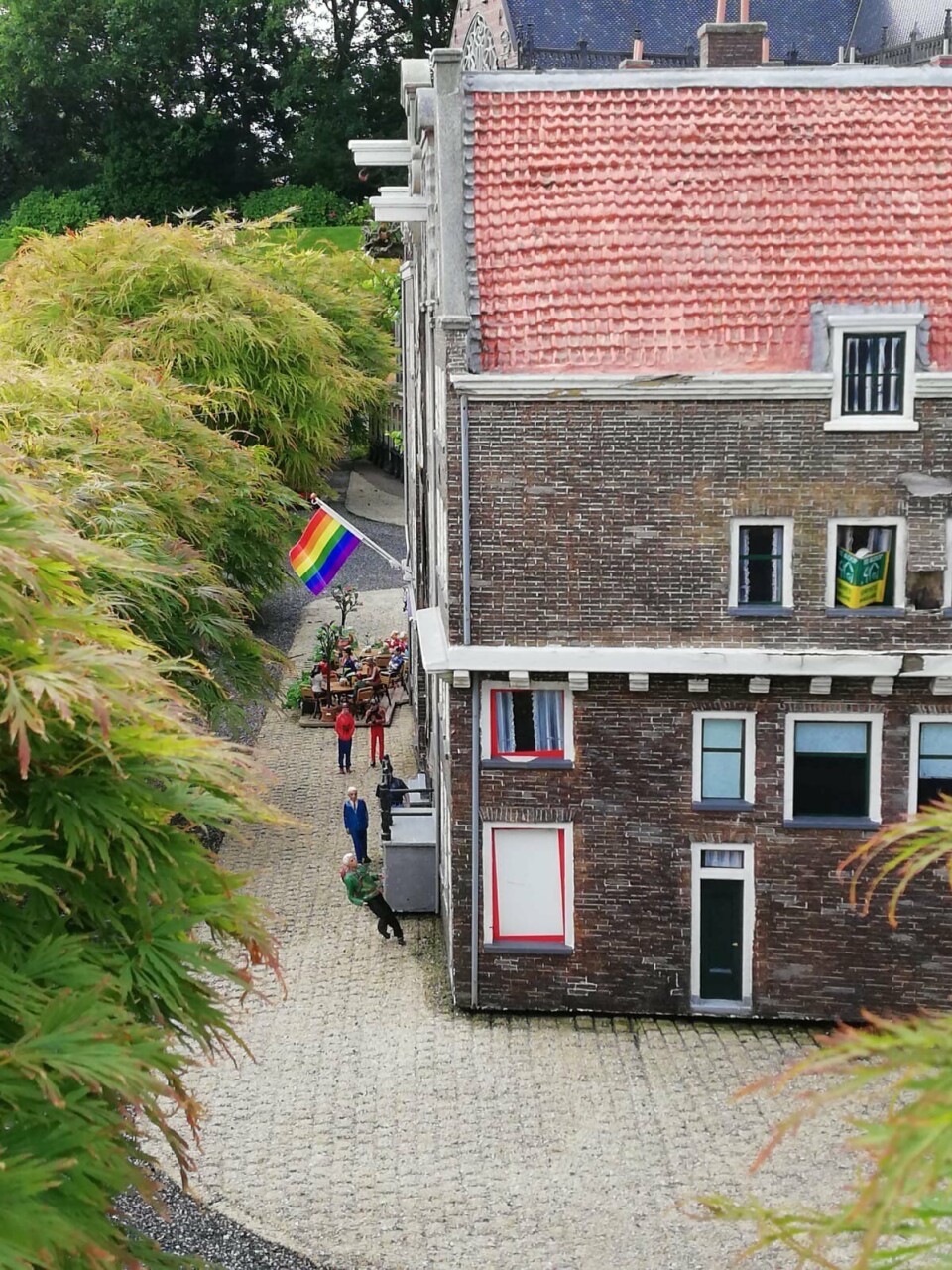 Uniek: De regenboogvlag wappert in Madurodam