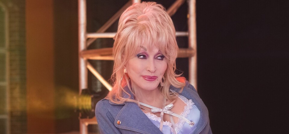 Dolly Parton zingt ‘Drag Queen’ op de wijs van ‘Jolene’
