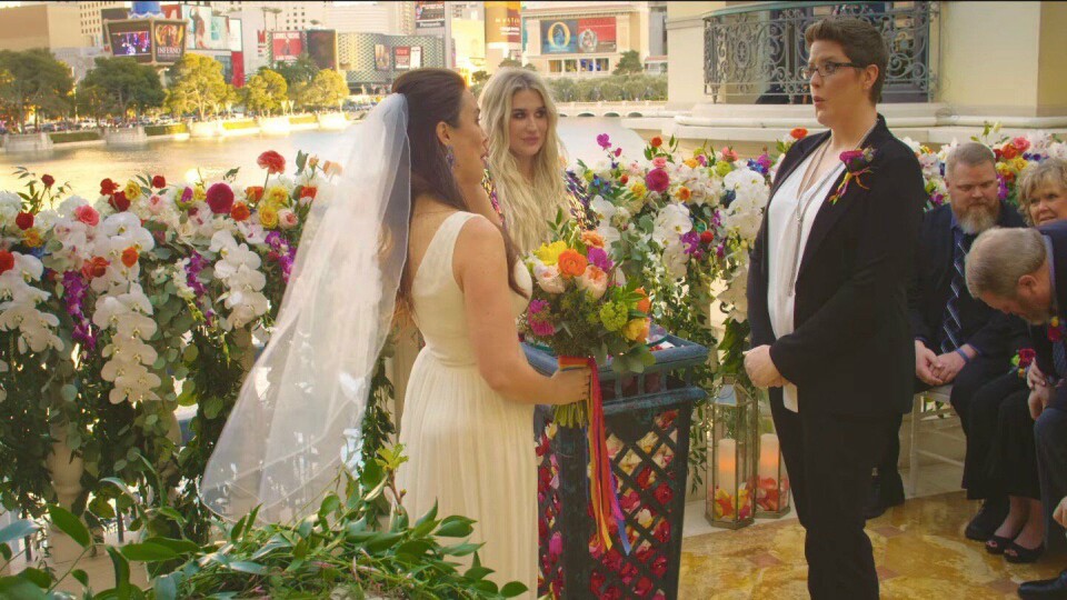 Ke$ha zorgde voor romantische momenten. Ke$ha trouwt mensen in video