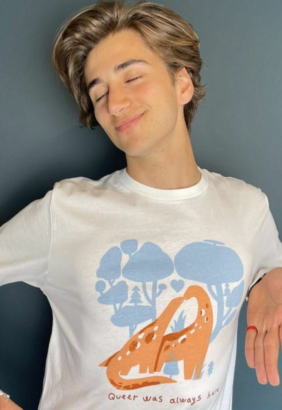Heartstopper-acteur Sebastian Croft komt met ‘Queer was always here’ T-shirt