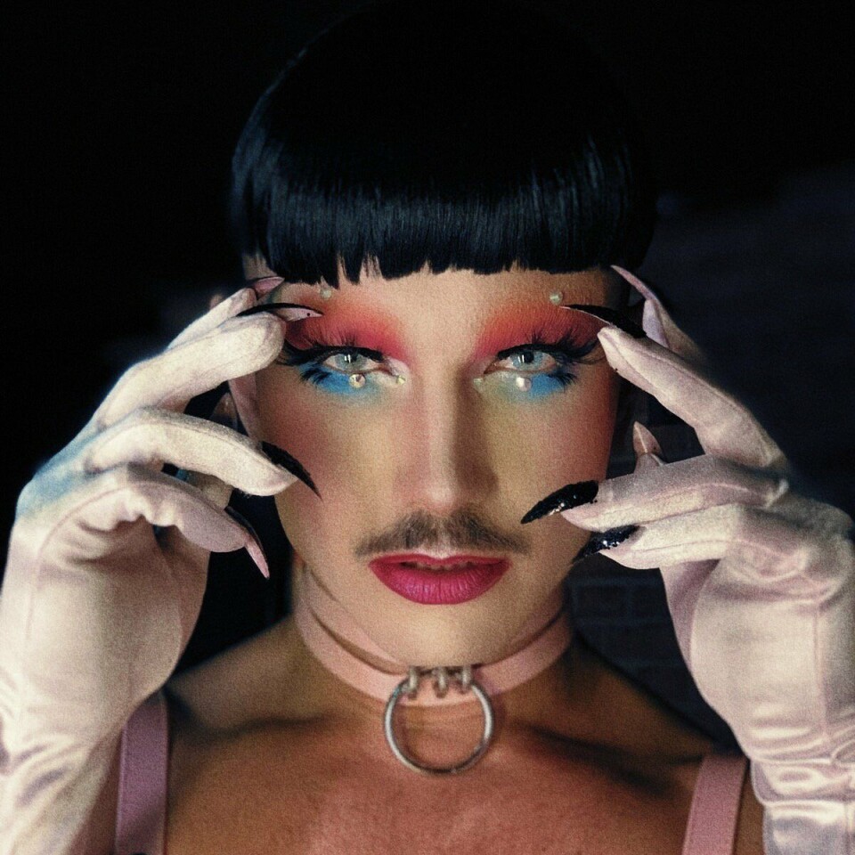De eerste keer in drag van My Little Puny. De eerste keer in drag van My Little Puny.