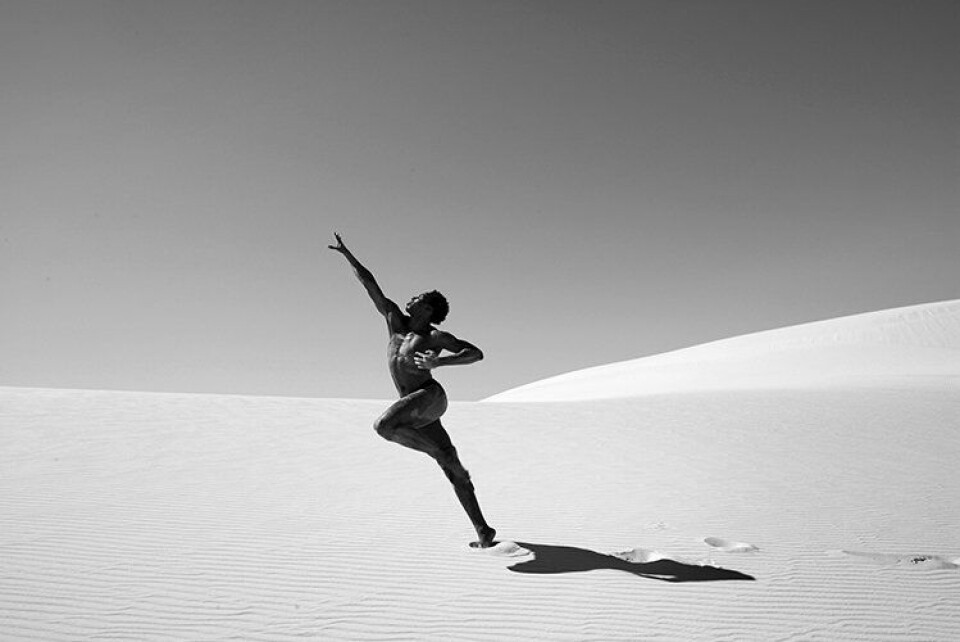 Jeroboam Bozeman op Atlantis Beach in Zuid-Afrika. Foto: Andrew Eccles Alvin Ailey American Dance Theater's Jeroboam Bozeman on Atlantis Beach in South Africa