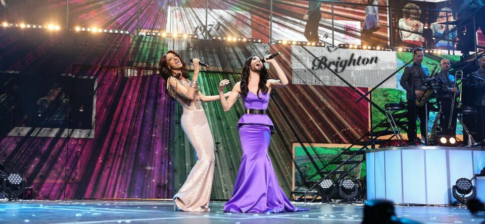 Conchita Wurst en Dana International treden op tijdens Eurovisie Songfestival