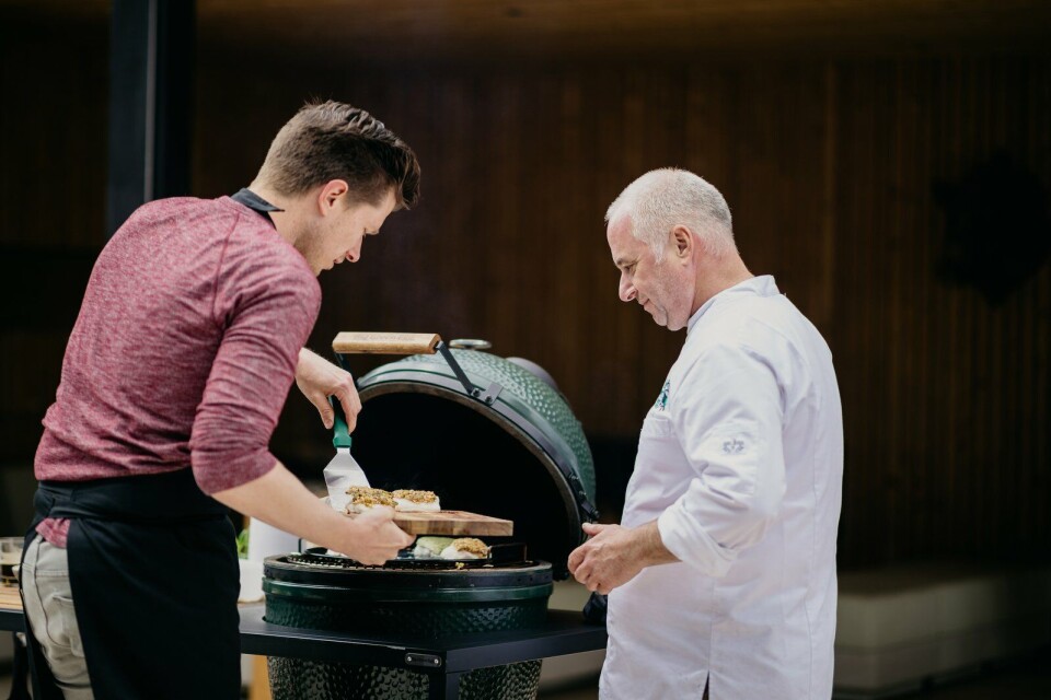 Casper aan de slag met de Big Green Egg