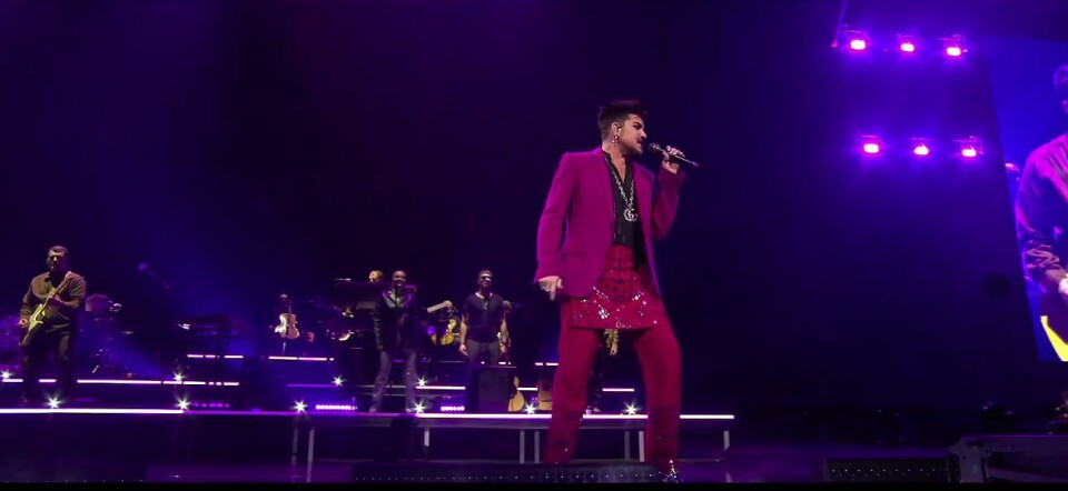 Adam Lambert veilt theatrale kostuums voor goed doel