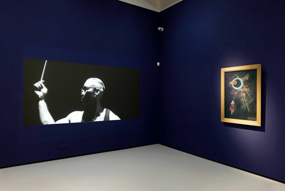 Videowerk van artist Tim Wes naast een schilderij van kunstschilder Wassily Kandinsky