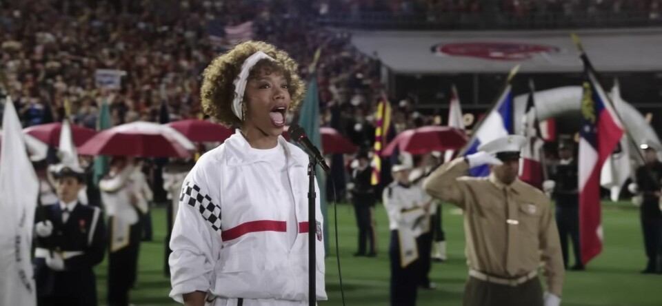 Whitney Houstons ‘queer verhaal’ was heel belangrijk voor actrice Naomi Ackie