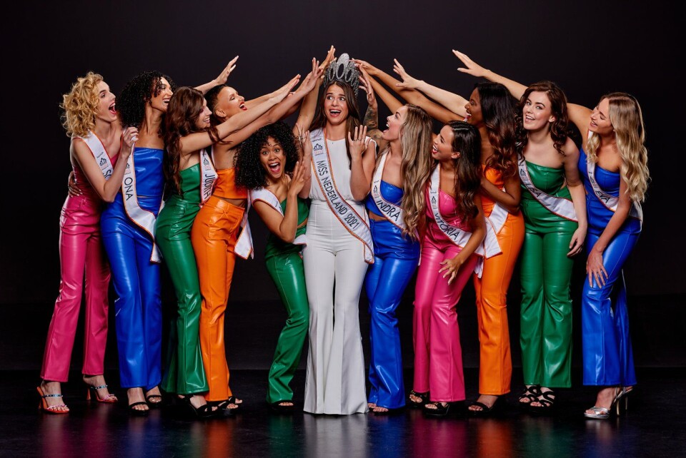 Solange met haar mede-finalisten en de winnaar van vorig jaar, Julia Sinning. Miss Nederland finalisten 2022 Solange Dekker