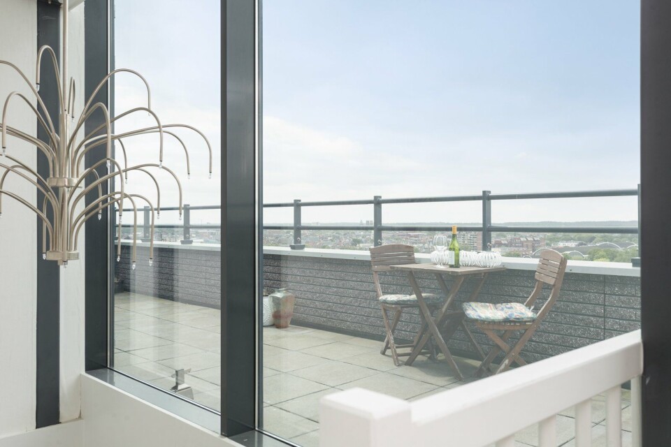 Het indrukwekkende dakterras op de 16e verdieping. Penthouse Spaarne