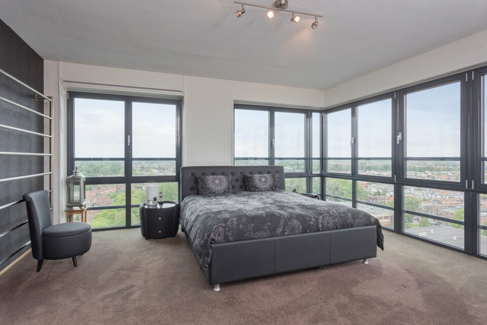 Een van de slaapkamers beschikt over een prachtig panoramisch uitzicht. Penthouse Spaarne