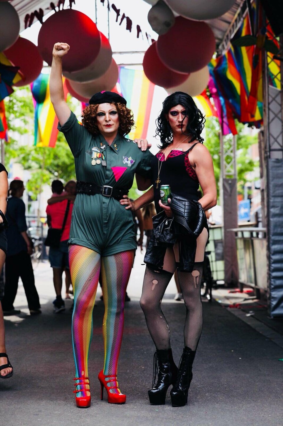 Quirijn als Querella (links, in jumpsuit). Foto: Elvin Boer Overdag gemeenteraadslid 's avonds dragqueen